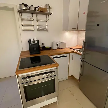 4 Bedrooms, 2 Bathrooms, Kitchen, Terrace - 10 Min To Fairground Apartman *