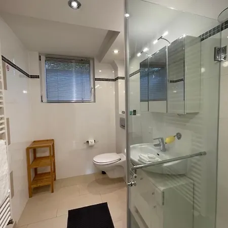 4 Bedrooms, 2 Bathrooms, Kitchen, Terrace - 10 Min To Fairground Apartment Dusseldorf