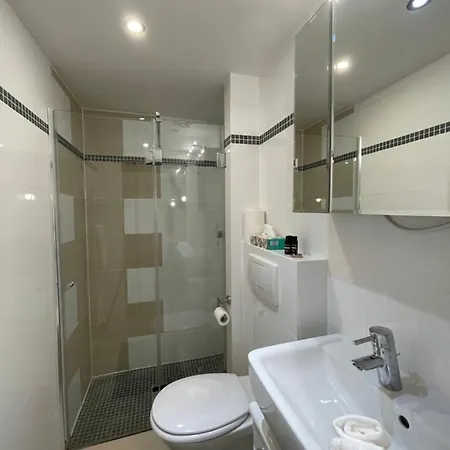 4 Bedrooms, 2 Bathrooms, Kitchen, Terrace - 10 Min To Fairground Apartment