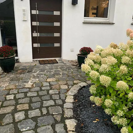 4 Bedrooms, 2 Bathrooms, Kitchen, Terrace - 10 Min To Fairground * Dusseldorf