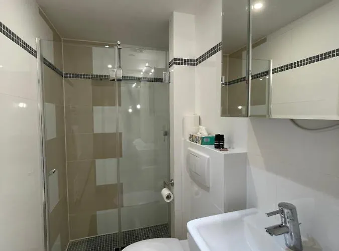 4 Bedrooms, 2 Bathrooms, Kitchen, Terrace - 10 Min To Fairground Lägenhet