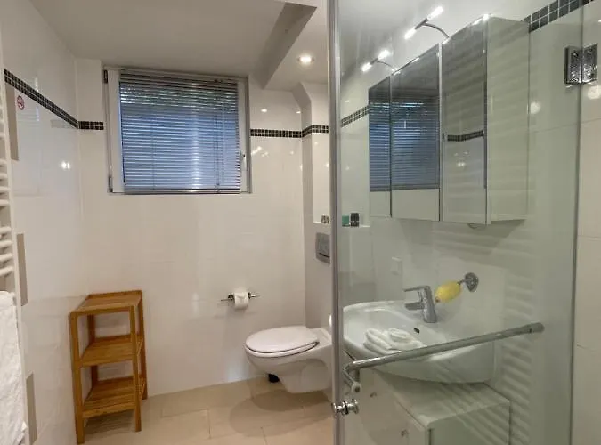 4 Bedrooms, 2 Bathrooms, Kitchen, Terrace - 10 Min To Fairground Apartmán Düsseldorf