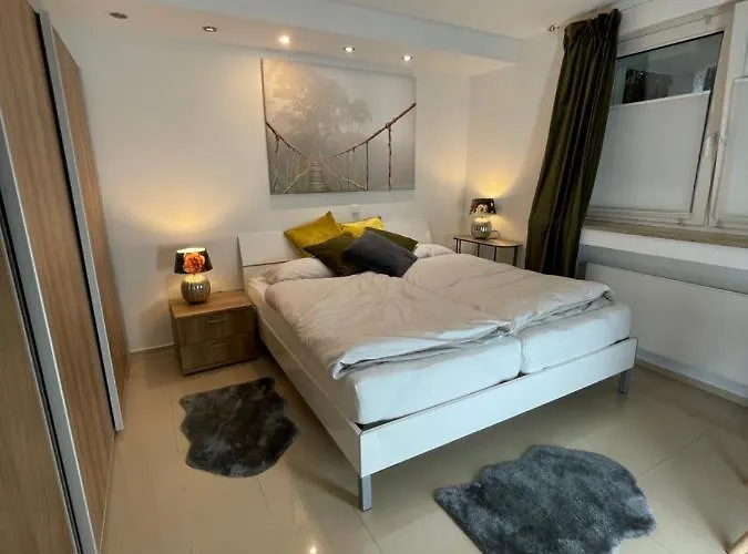 شقة 4 Bedrooms, 2 Bathrooms, Kitchen, Terrace - 10 Min To Fairground